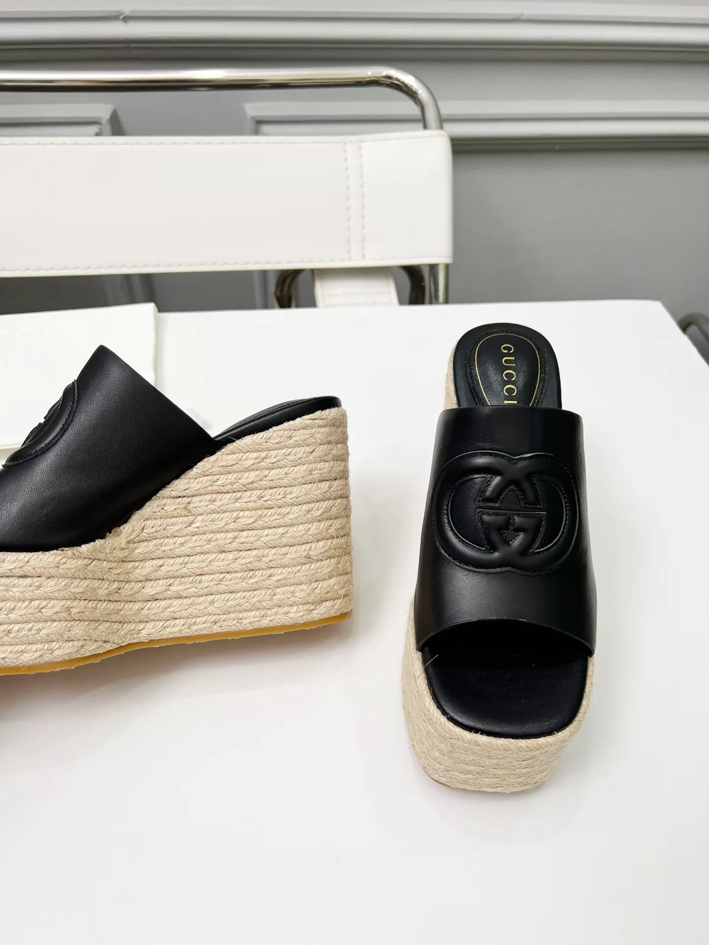 👟👟Ex-factory price 460👟👟 Gucci’s new slippers, fashionable, high-end and full of personality✅ Very stable, comfortable and durable for daily use, convenient and unique for daily matching, a must-have classic for summer, the upper is made of GUCCI brand stitching Fabric: cowhide Lining/feet: sheepskin Platform height: 11cm Color: black, white, brown, burgundy, pink Code number: 35-42 (41 and 42 need to be customized) Packaging: Comes with cloth bag and card.